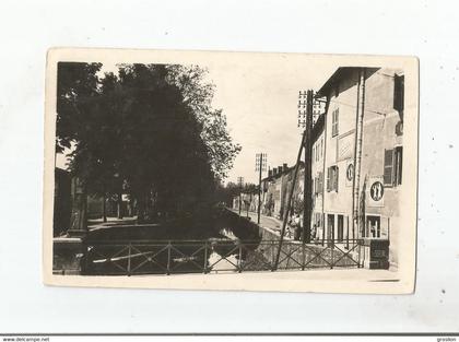 MONTLUEL (AIN) CARTE PHOTO PONT MONTBREVAL ET LES REMPARTS (PLAQUES PUBLICITAIRES SAINT RAPHAEL QUINQUINA)