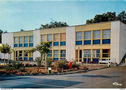 84* MORIERES LES AVIGNON     ecole  CPM (10x15cm)              MA66-0537