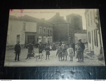 MOUILLERON-EN-PAREDS - PLACE DU VIEUX-MARCHE - 85 VENDEE (Z)