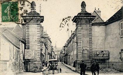 03 - MOULINS - La Porte de Paris