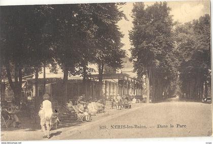 CPA Neris-les-Bains Dans le Parc