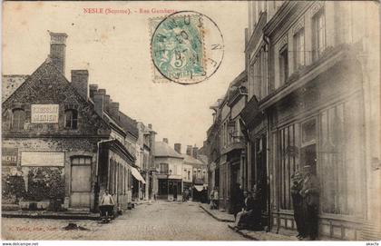 CPA NESLE Rue Gambetta (751113)