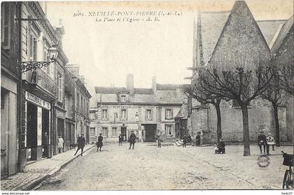 Neuillé-Pont-Pierre - La Place et l'Eglise