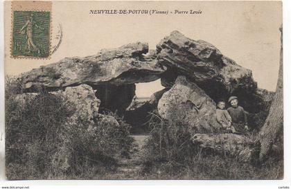 86 NEUVILLE-en-POITOU  Pierre Levée