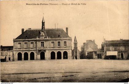 CPA NEUVILLE-de-Poitou Place Hotel de Ville (982891)