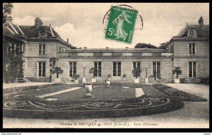 95 - NEUVILLE sur OISE -- Château - Cour d'honneur