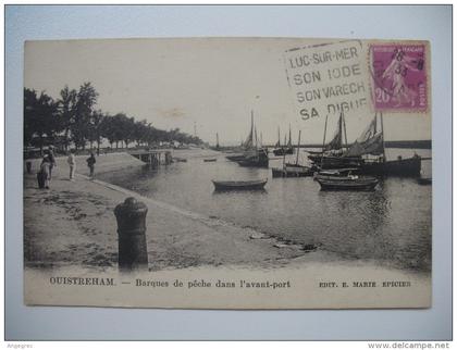 CPA    Ouistreham     "    Barques de pêche dans l'avant-port   "     voyagé