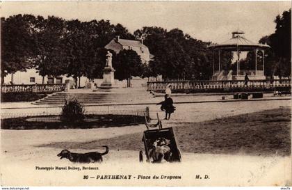 CPA PARTHENAY - Place du Dropeau (297430)