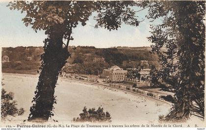 Perros-Guirec - La Plage de Trestraou vue à travers les arbres de la Montée de la Clarté