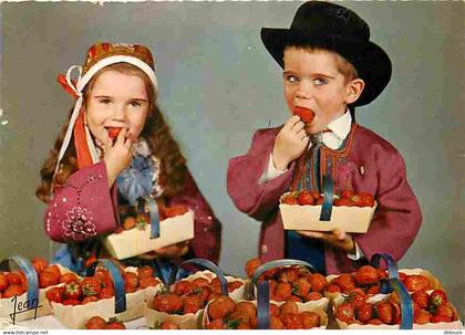 29 - Plougastel Daoulas - Petits Enfants en costumes de Plougastel Daoulas Daoulas mangeant des Fraises de Plougastel -