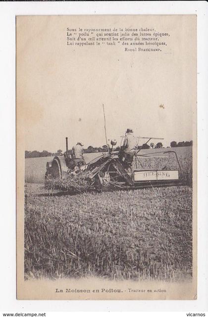 CPA POITOU La moisson en Poitou Tracteur en action