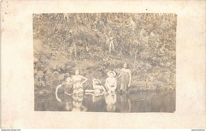 Polynésie - Hommes et femmes tahitiennes au bain - CARTE PHOTO.