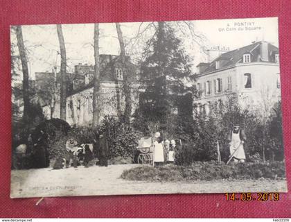 CPA - Pontivy - Un Coin du Square