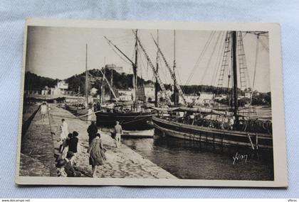 Porquerolles, les iles d'Hyères, le port et la jetée, Var 83