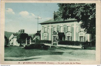 CPA QUARRE-les-TOMBES - Un joli coin de la Place (147591)