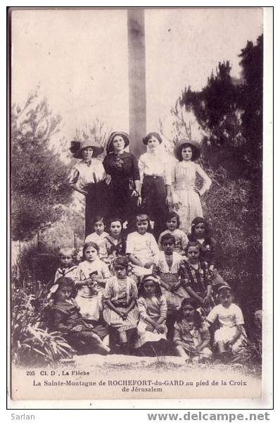 30 , La Sainte montage de  ROCHEFORT DU GARD au pied de la croix de Jerusalem