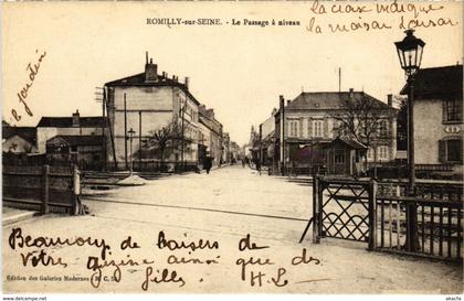 CPA ROMILLY-sur-SEINE - Le Passage a niveau (71788)