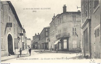 CPA Saint-Germain-Lembron La Grande-rue et l'Hôtel des Voyageurs