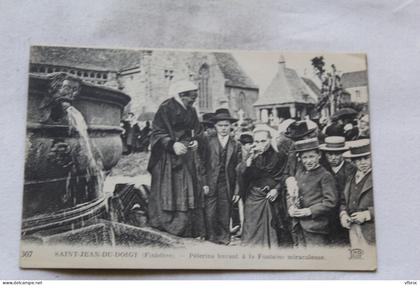 Saint Jean du Doigt, pèlerins buvant à la fontaine miraculeuse, Finistère 29