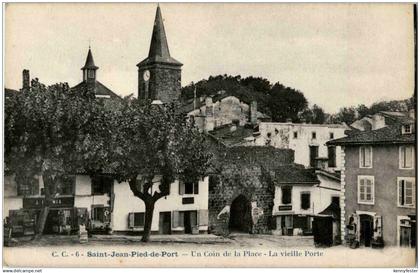 Saint Jean Pied de Port - un coin de la Place