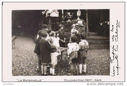 EPLUCHES PONT PETIT (S ET O)  "LA MATERNELLE" CARTE PHOTO AVEC LEON FRAPIE ET LES ENFANTS DU VILLAGE