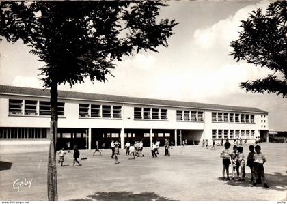 N°111689 -cpsm Saint Sébastien sur Loire -les écoles-