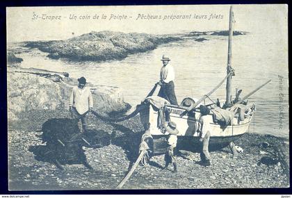 cpa du 83 St Tropez un coin de la Pointe -- Pêcheurs préparant leurs filets   LZ93