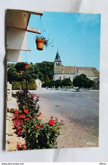 Cpm, Saint Valerien, place de la Paix, au fond l'église, Yonne 89