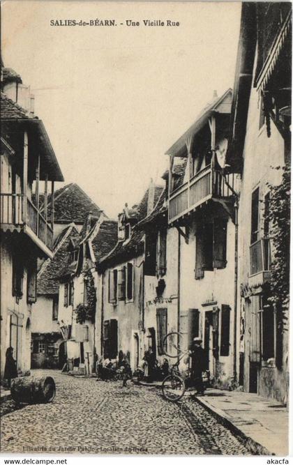 CPA SALIES-de-BÉARN Une Vieille Rue (805859)