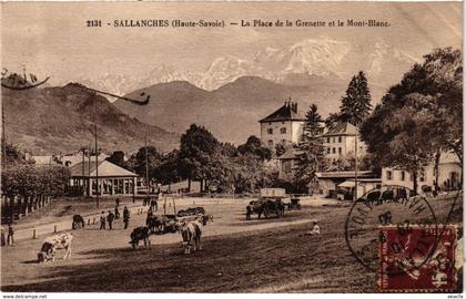 CPA SALLANCHES - La Place de la Grenette et le Mont-Blanc (248078)