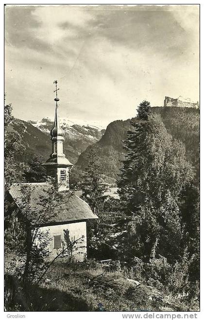 SAMOENS - CHAPELLE DANS LES JARDINS DE LA JAYSINIA. AU FOND A DROITE LA TETE DE L´ANE ( 2801M) ET LA POINTE DE SALES....