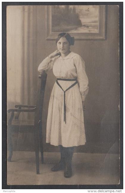 SARRE UNION / 1920 VRAIE CARTE PHOTO - JEUNE FEMME (ref CP551)