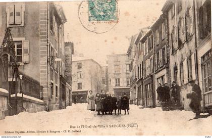 SAUGUES RUE DE L'HOTEL-DE-VILLE ( SOUS LA NEIGE )