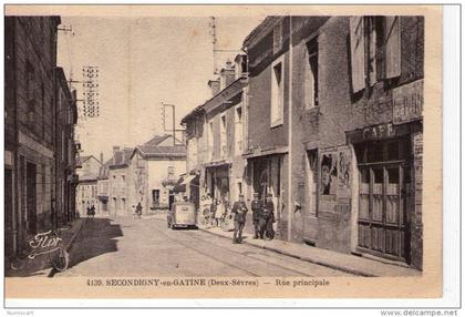 Secondigny-en-Gâtine.. Secondigny.. animée.. rue Principale.. avec Gendarmes..café.. voiture