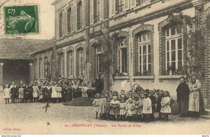 CPA AK SEIGNELAY - Les Écoles de Filles (357601)