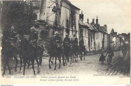 CPA Senlis Guerre de 1914 Soldats français passant par Senlis