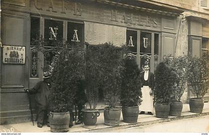 C-18-752 :  SURGERES. CARTE PHOTO CAFE DES HALLES. CACHET DEPART DE SURGERES