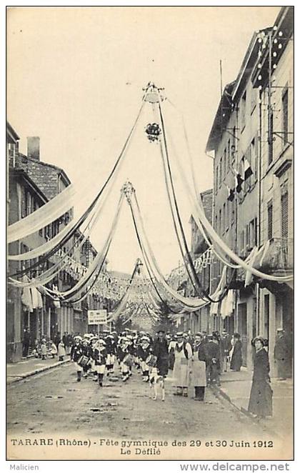 - ref - H692 - rhone - tarare - fete gymnique des 29 et 30 juin 1912 - le defile :  pancarte  cours - carte bon etat -