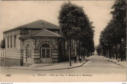 CPA THIAIS Salle des Fétes et Avenue de République (65570)