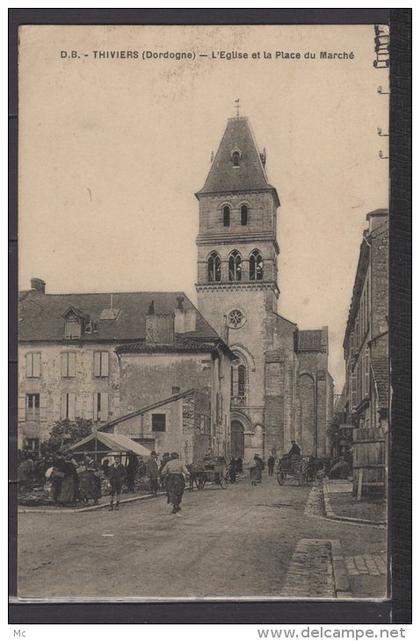 24 - Thiviers (dordogne) - L'Eglise et la Place du Marché - animée