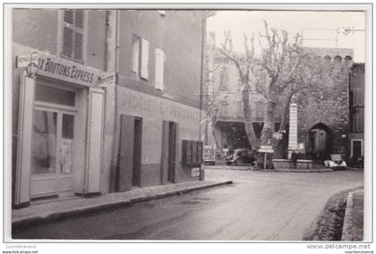 CPSM - TRETS (Bouches du Rhône) - Boulevard de la République et le portail de Pourrières