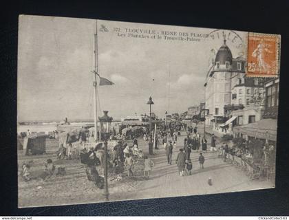 CPA - TROUVILLE REINE DES PLAGE LES PLANCHES ET LE TROUVILLE PALACE CALVADOS