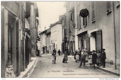 TULLINS GRANDE-RUE TRES ANIMEE ENFANTS COMMERCES