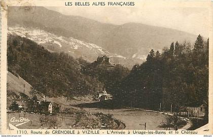 38 - Uriage les Bains - Route de Grenoble à Vizille - L'arrivée à Uriage les Bains et le Château - CPA - Etat léger pli