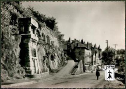 19 Uzerche - UZERCHE (Corrèze) - Le Monument - cpsm