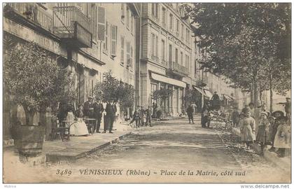 VENISSIEUX - Place de la mairie, coté sud (carte vendue en l'état)