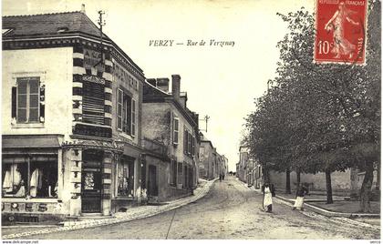 Carte POSTALE Ancienne de   VERZY - Rue de Verzenay