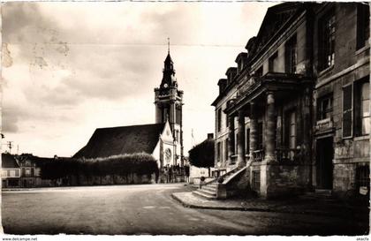 CPA VIARMES - L'Église et la Mairie (107645)