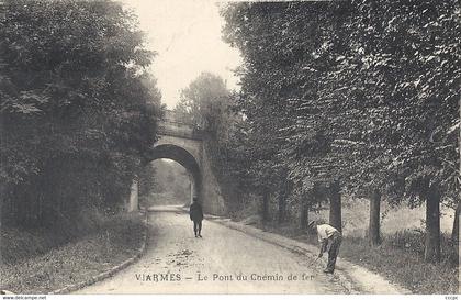 CPA Viarmes Le Pont de Chemin de Fer