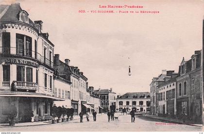 Vic sur Bigorre - Place de la Republique   -   CPA °J